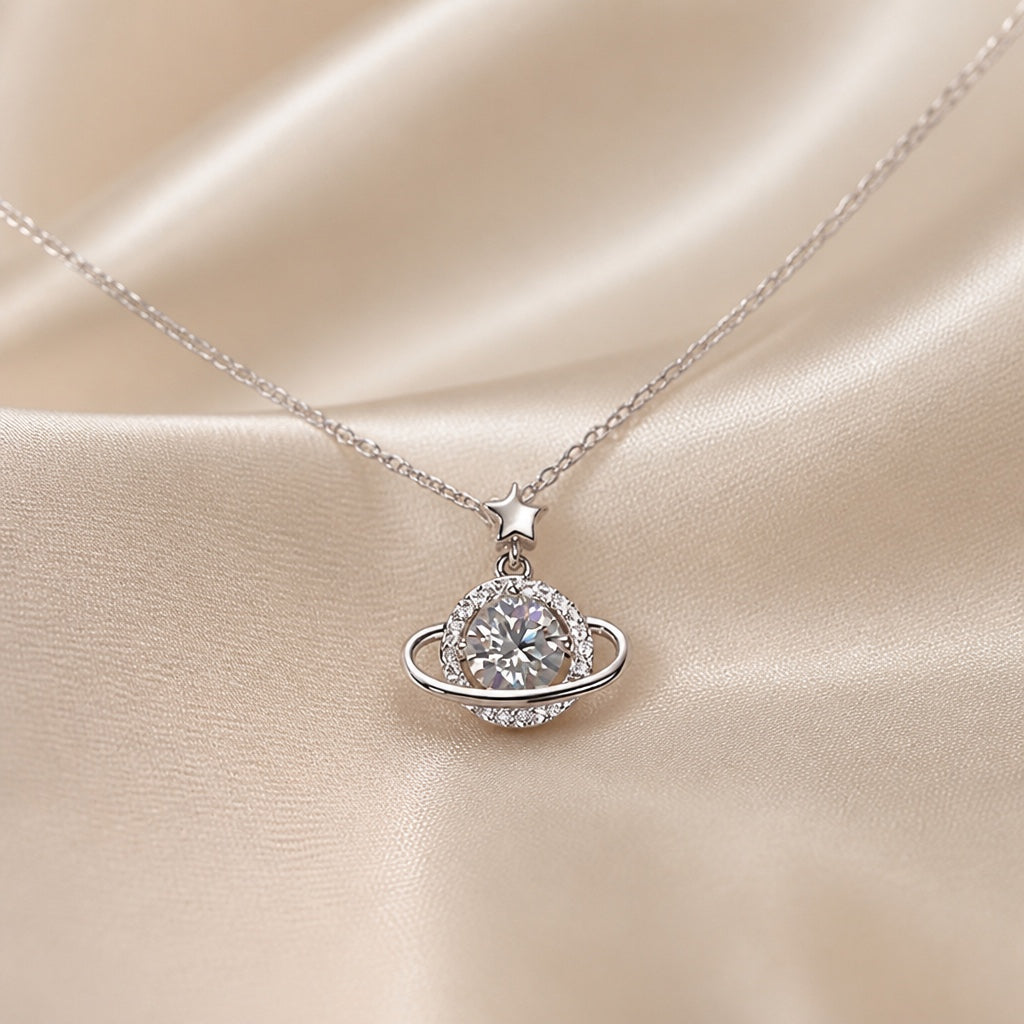 Collier Élégant en Or Blanc Cosmique