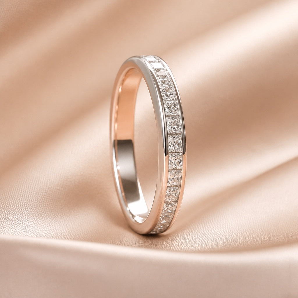 Bague de luxe en or blanc avec incrustation de zirconium