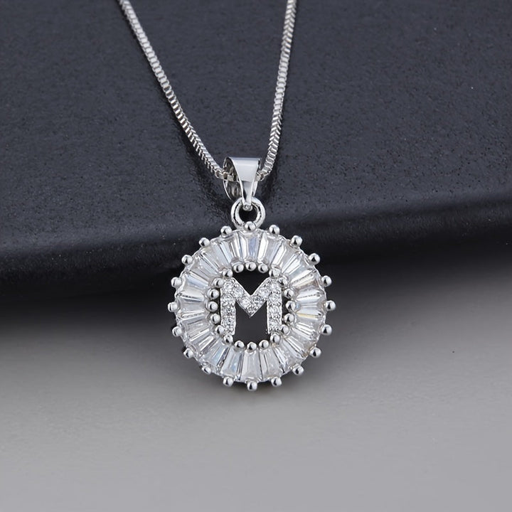 Collier en zirconium avec lettre initiale en or blanc