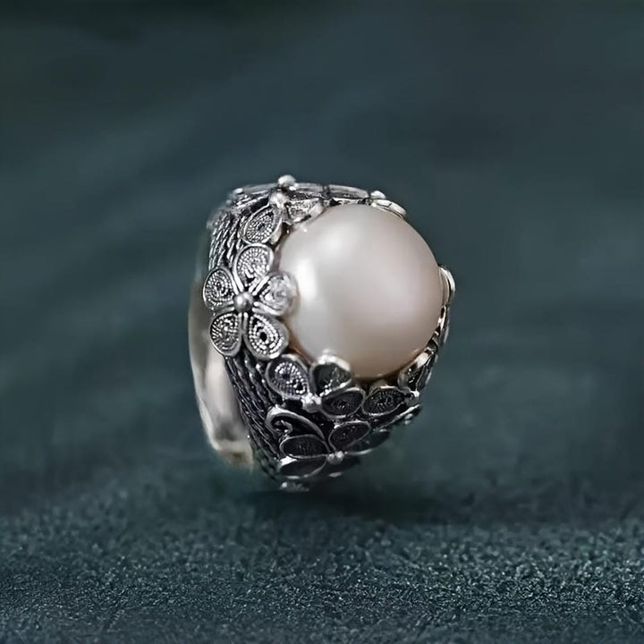 Bague Dôme en Pierre de Lune avec Motif Floral en Filigrane