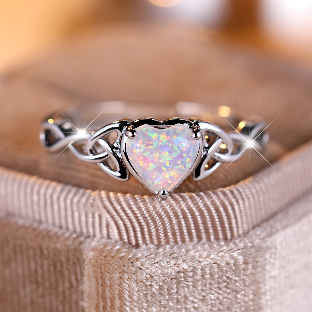 Bague en Opale Blanche en Forme de Cœur avec Enveloppement