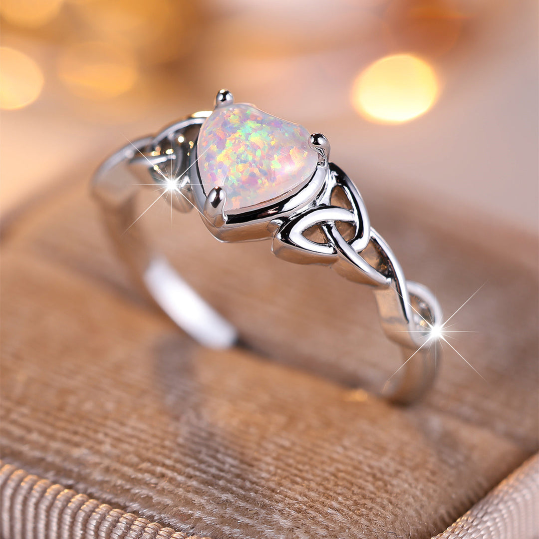 Bague en Opale Blanche en Forme de Cœur avec Enveloppement