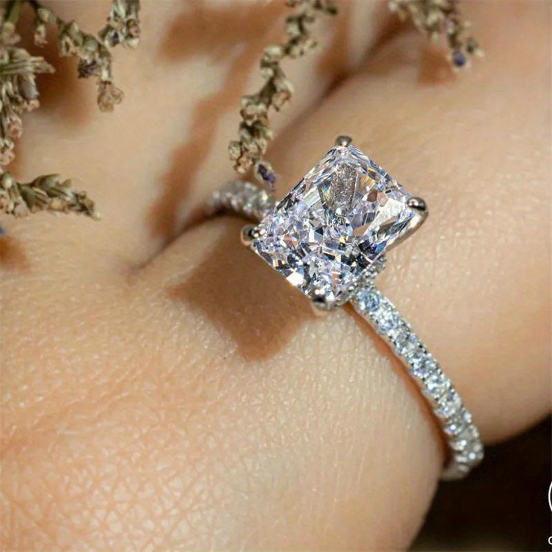 Bague Solitaire Rayonnante en Pave de Cristal