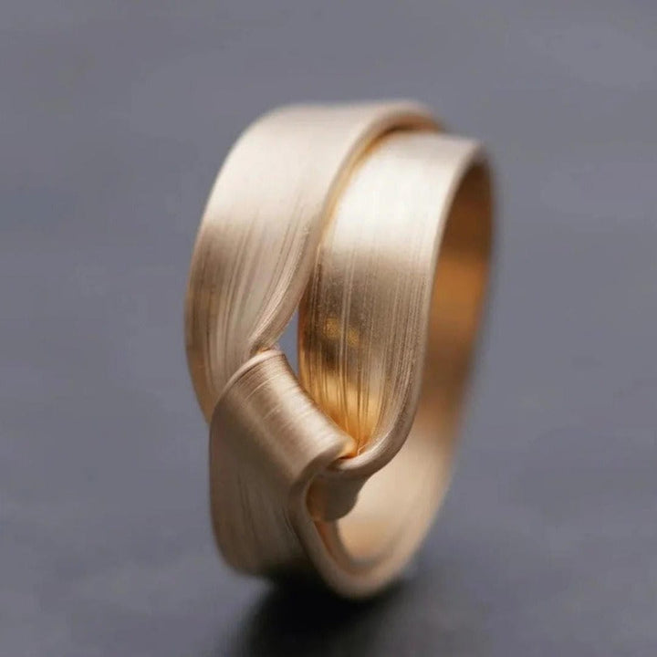 Bague Énonciatrice en Knot Doré Brossé