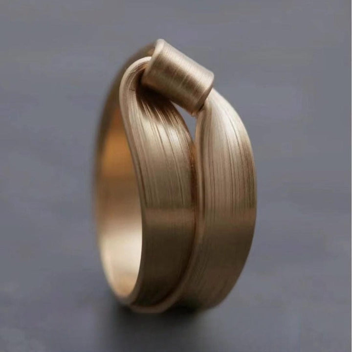 Bague Énonciatrice en Knot Doré Brossé