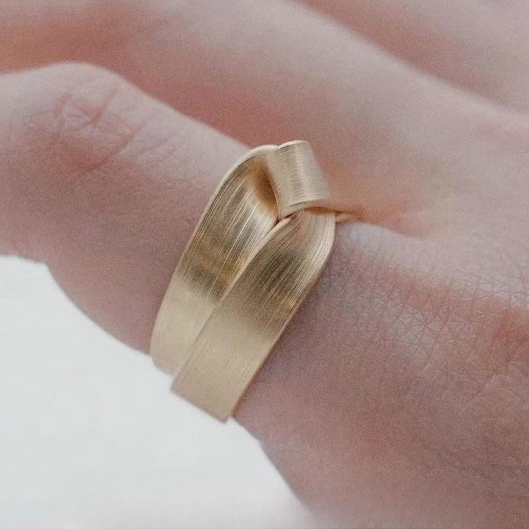 Bague Énonciatrice en Knot Doré Brossé