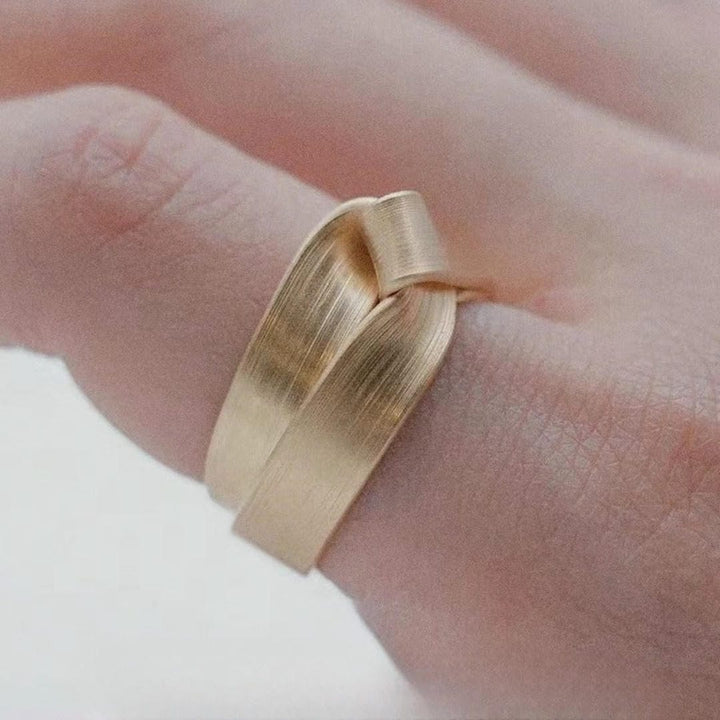 Bague Énonciatrice en Knot Doré Brossé