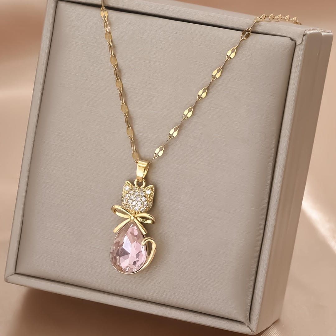 Pendentif Félin en Pierre Rose avec Collier en Zirconium