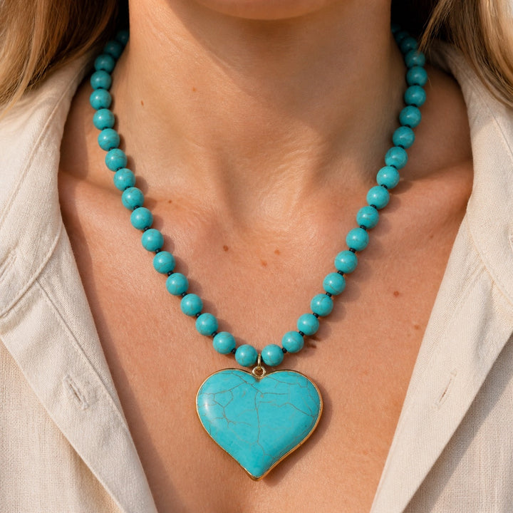 Collier en perles avec gemme en forme de cœur turquoise