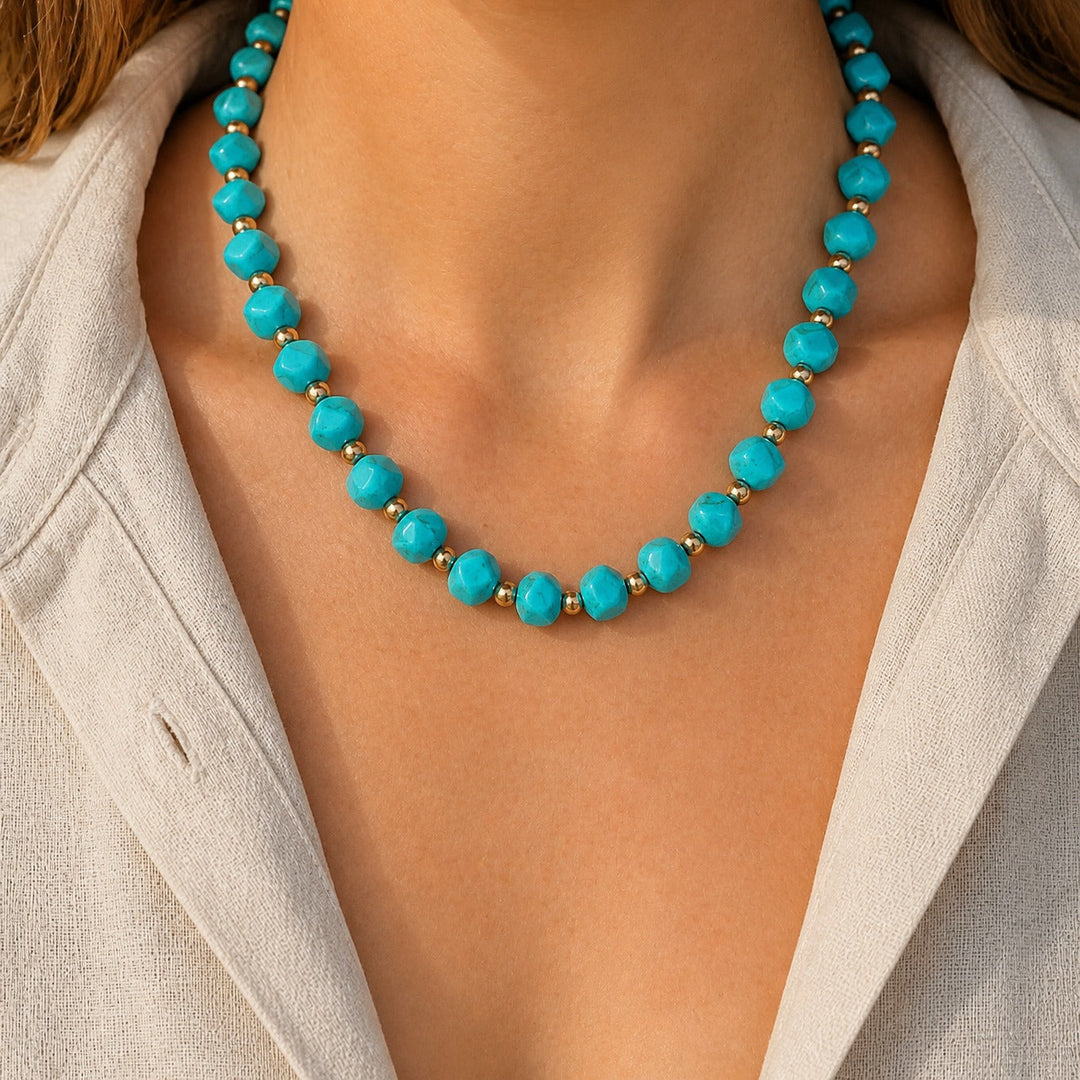 Collier en perles turquoises avec accents dorés