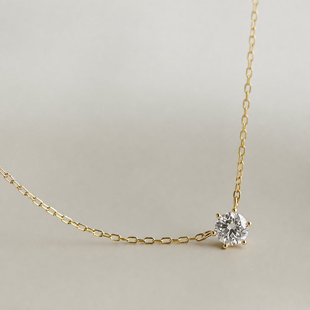 Collier intemporel en or et zircon