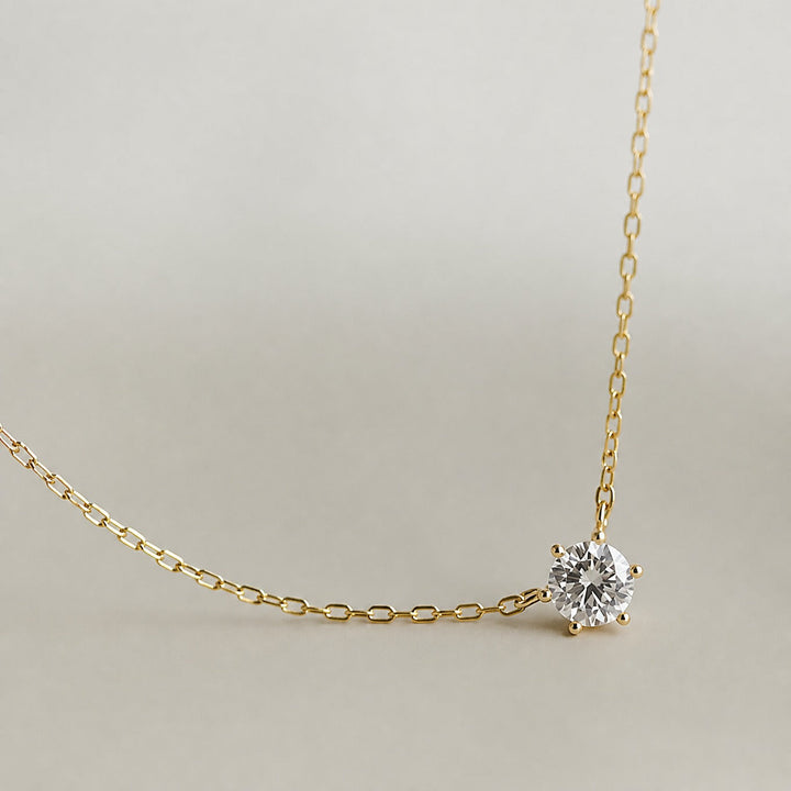 Collier intemporel en or et zircon