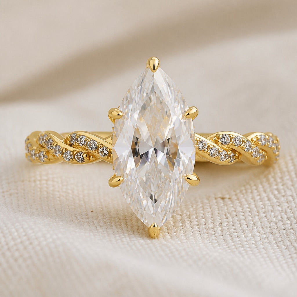 Bague en or avec cristal marquise