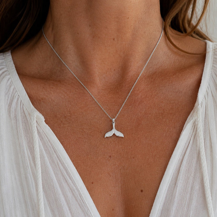 Collier Élégant en Forme de Queue de Baleine