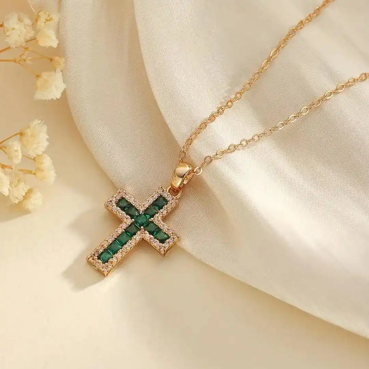 Pendentif Croix en Émeraude sur Collier en Or