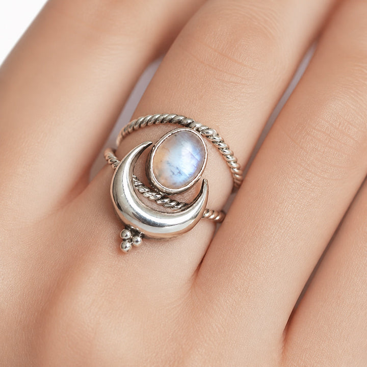 Bague en argent avec croissant en pierre de lune