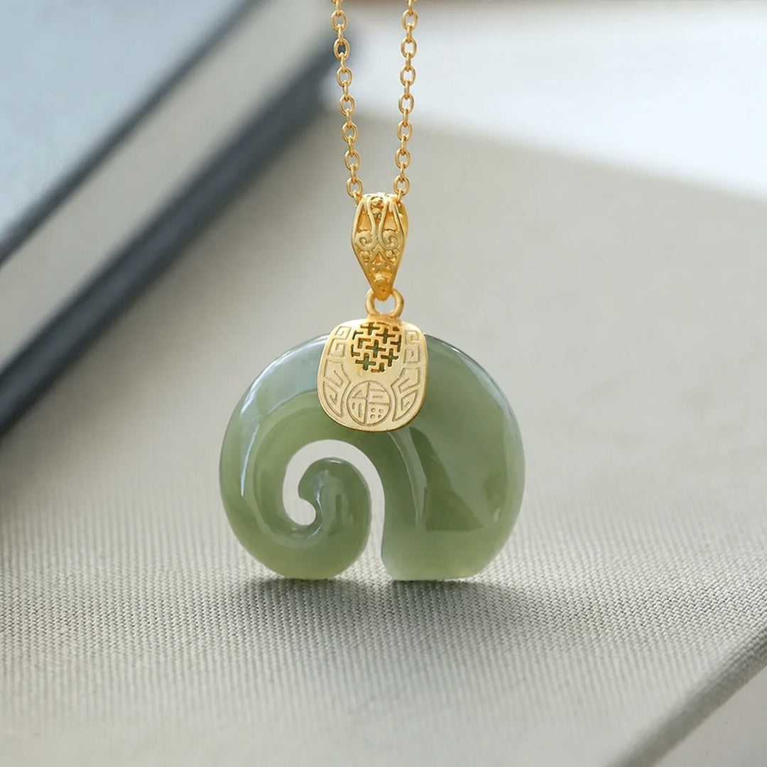 Collier en or avec éléphant en jade