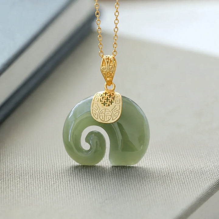 Collier en or avec éléphant en jade