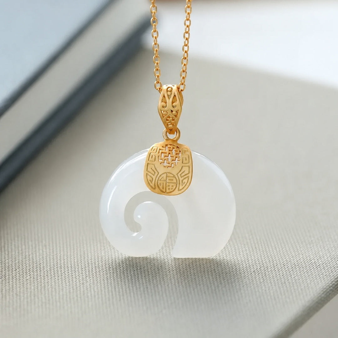 Collier en or avec éléphant en jade