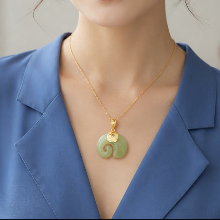 Collier en or avec éléphant en jade