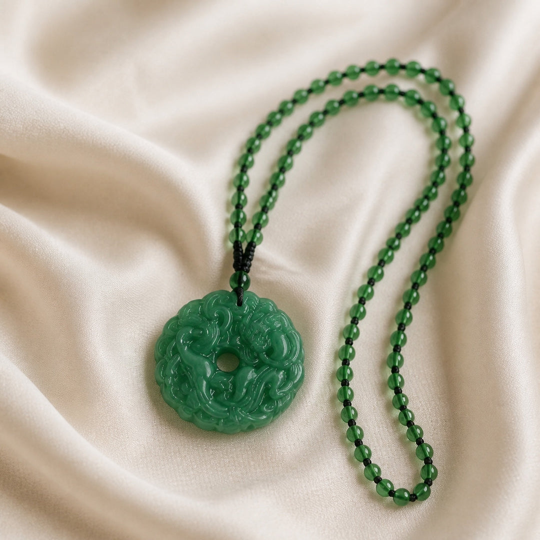 Collier en jade irrégulier creux
