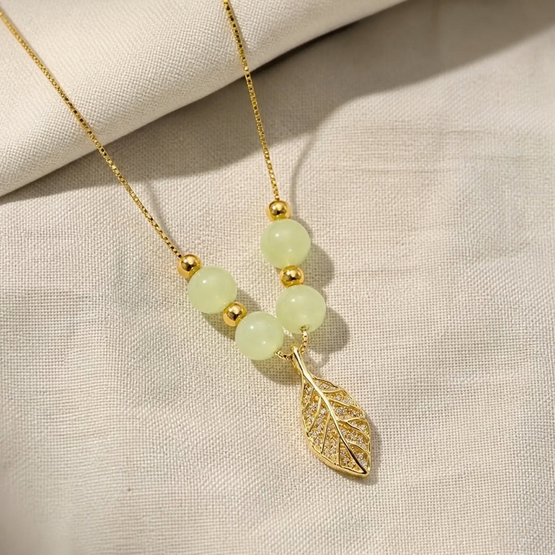Collier en jade avec perles et feuille d&