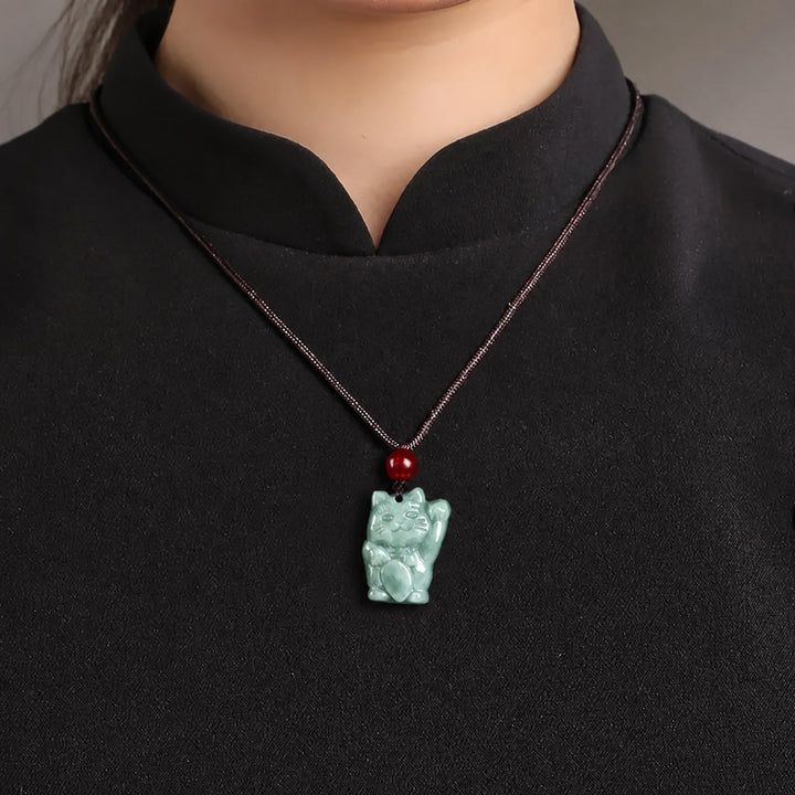 Collier en jade birman en forme de félin
