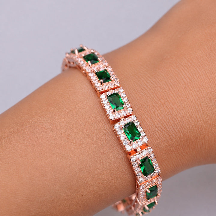 Bracelet en or avec émeraude verte en déclaration