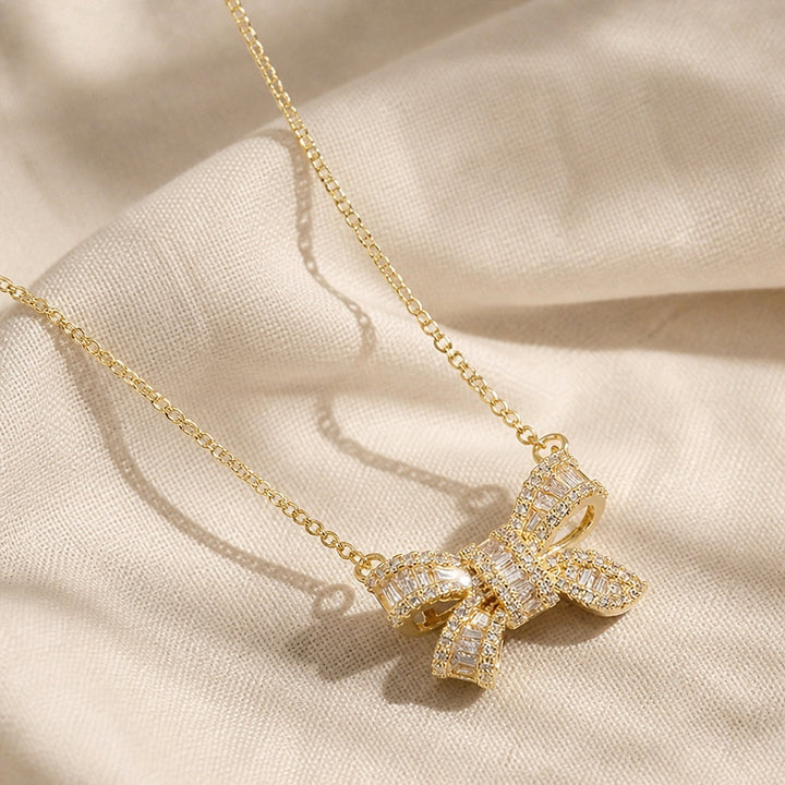 Collier en zirconium avec nœud élégant
