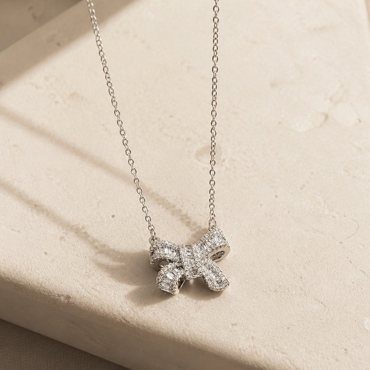 Collier en zirconium avec nœud élégant