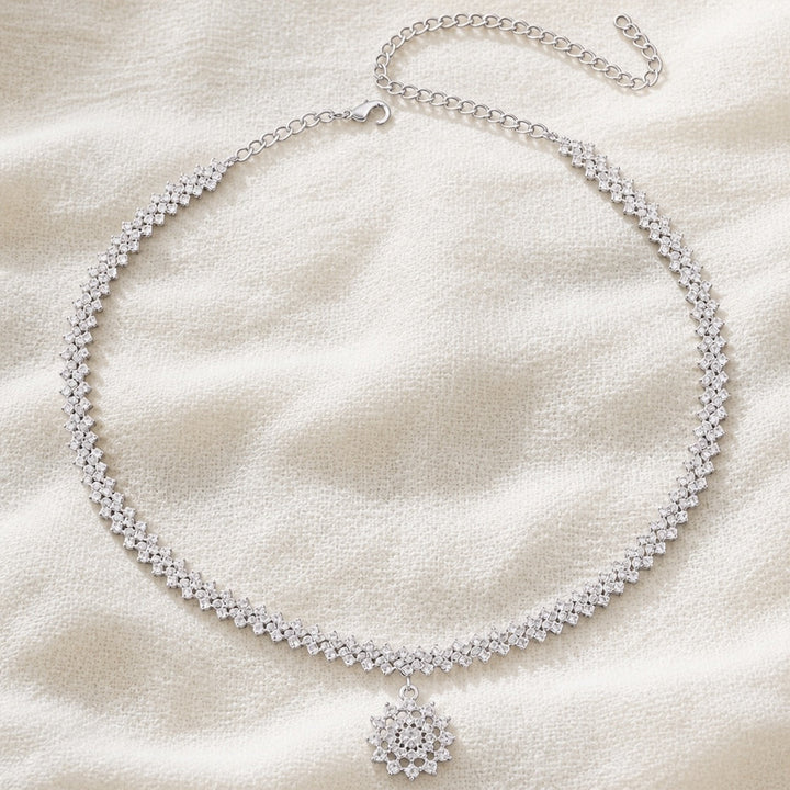 Collier Pendentif Soleil en Strass
