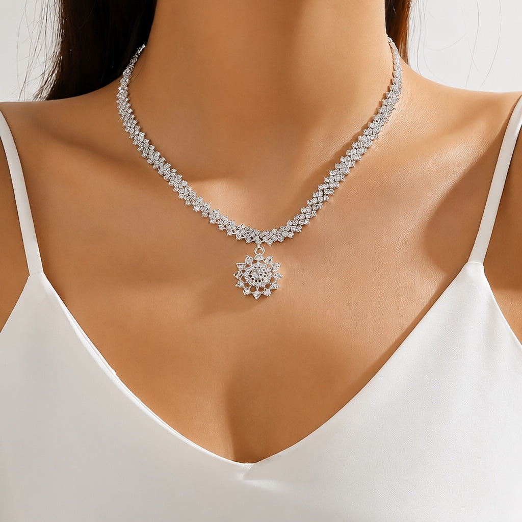 Collier Pendentif Soleil en Strass