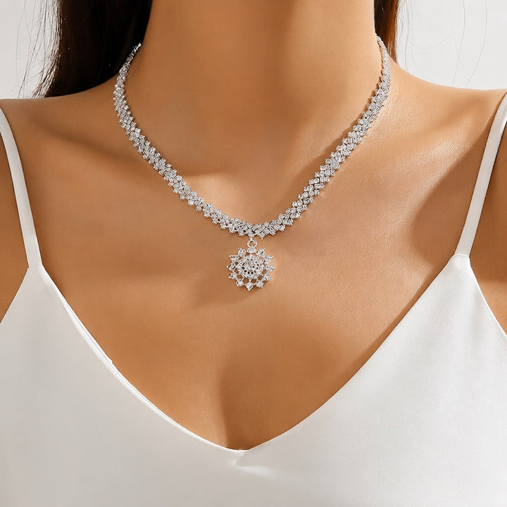 Collier Pendentif Soleil en Strass