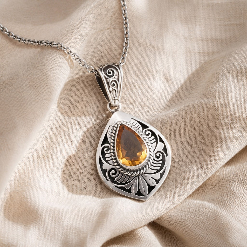 Pendentif Vintage en Ambre en Forme de Goutte