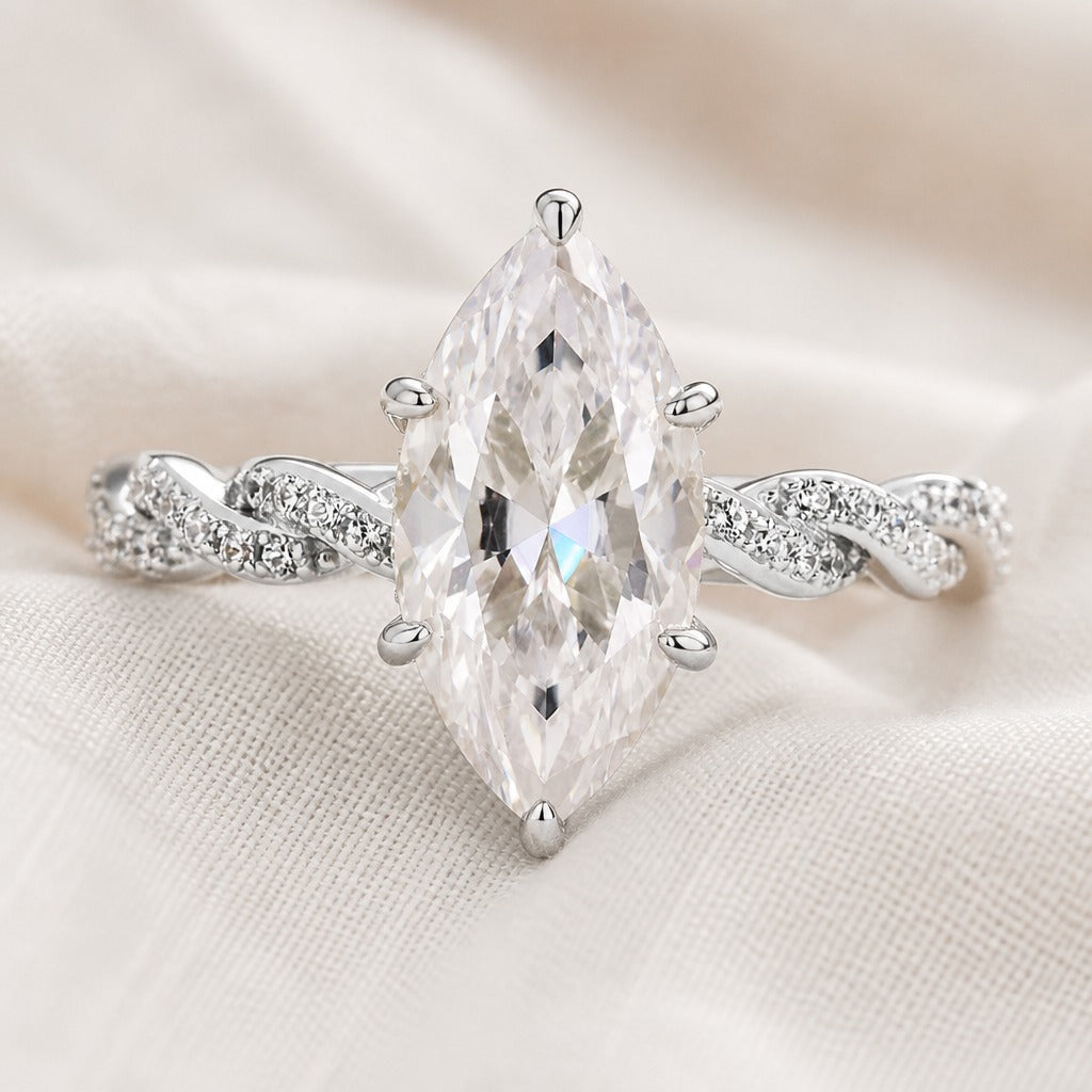 Bague en or avec cristal marquise