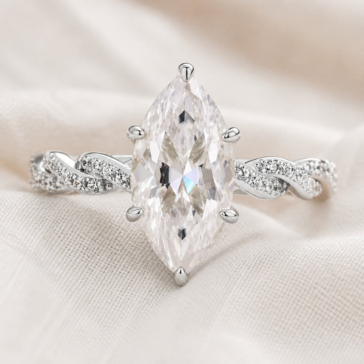 Bague en or avec cristal marquise