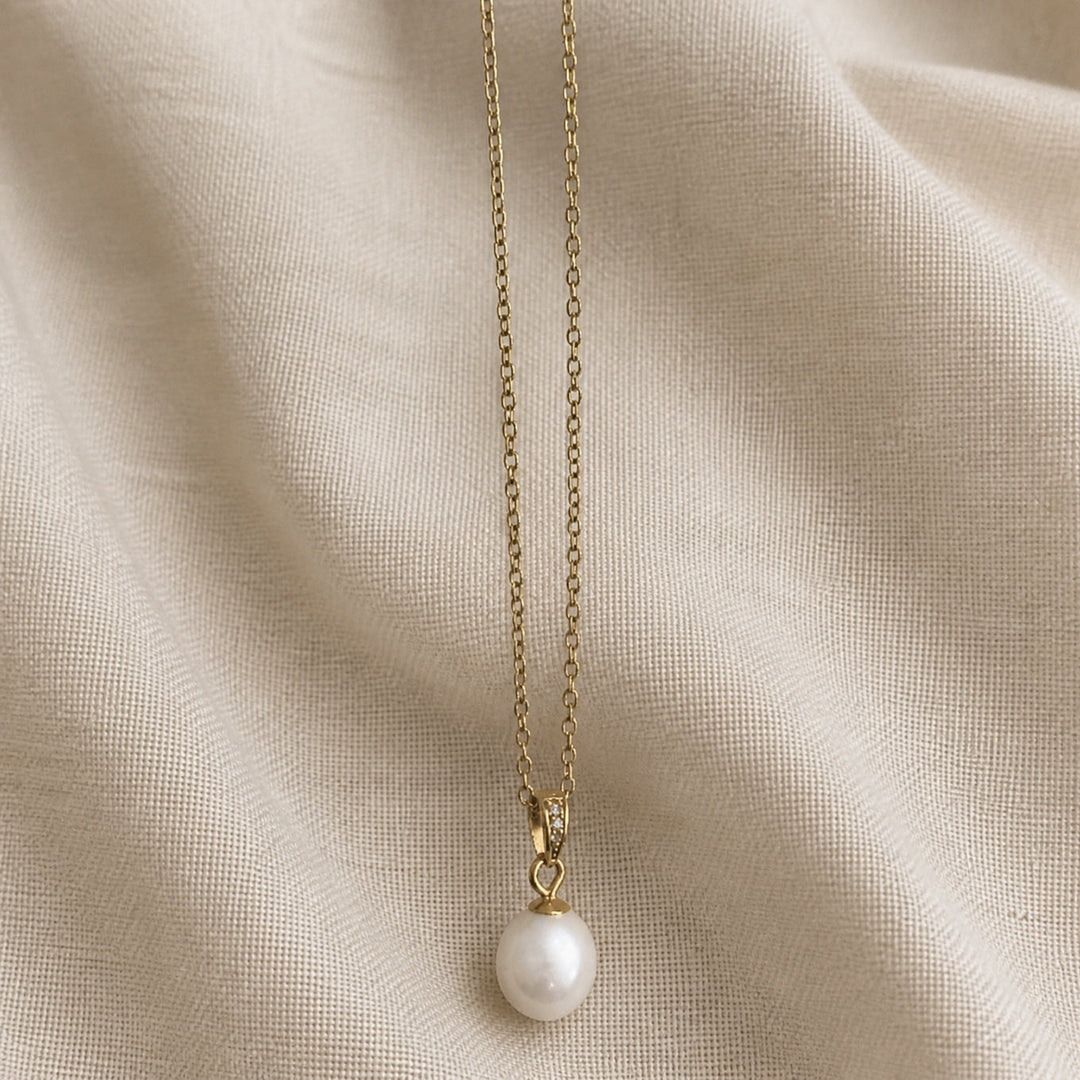 Ria Pearl Necklace with Fine Chain