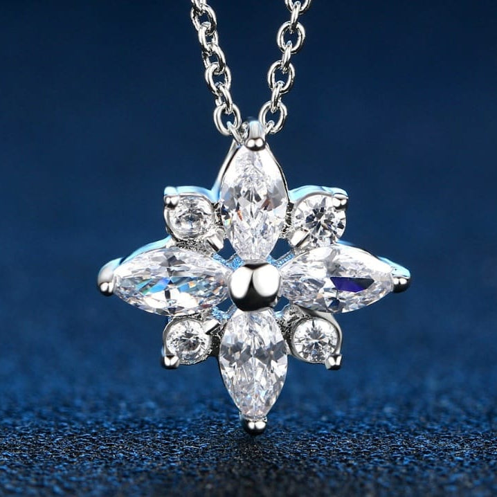 Collier Pendentif Fleur en Zirconium