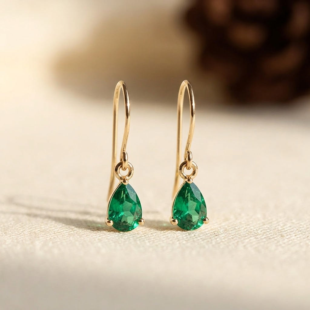 Drop earrings in gold and emerald in the shape of a droplet