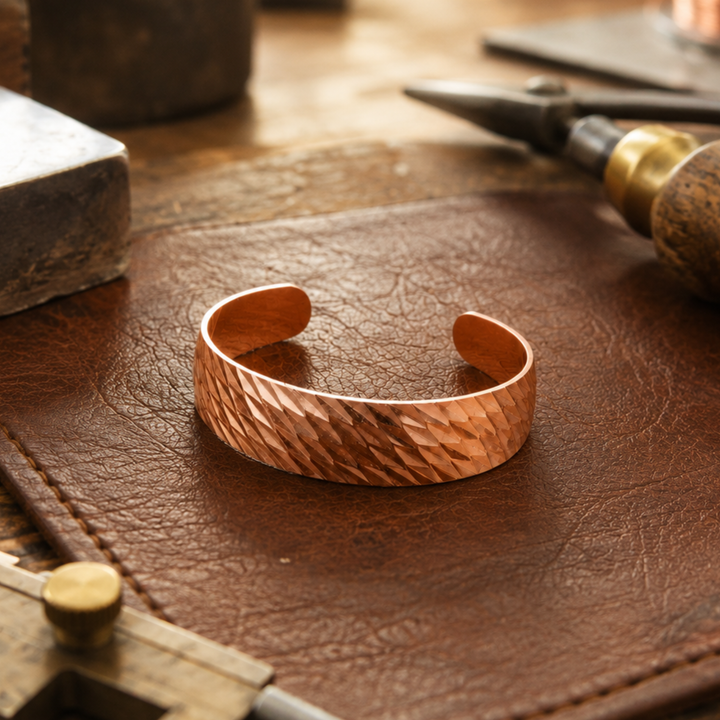 Bracelet en cuivre à facettes