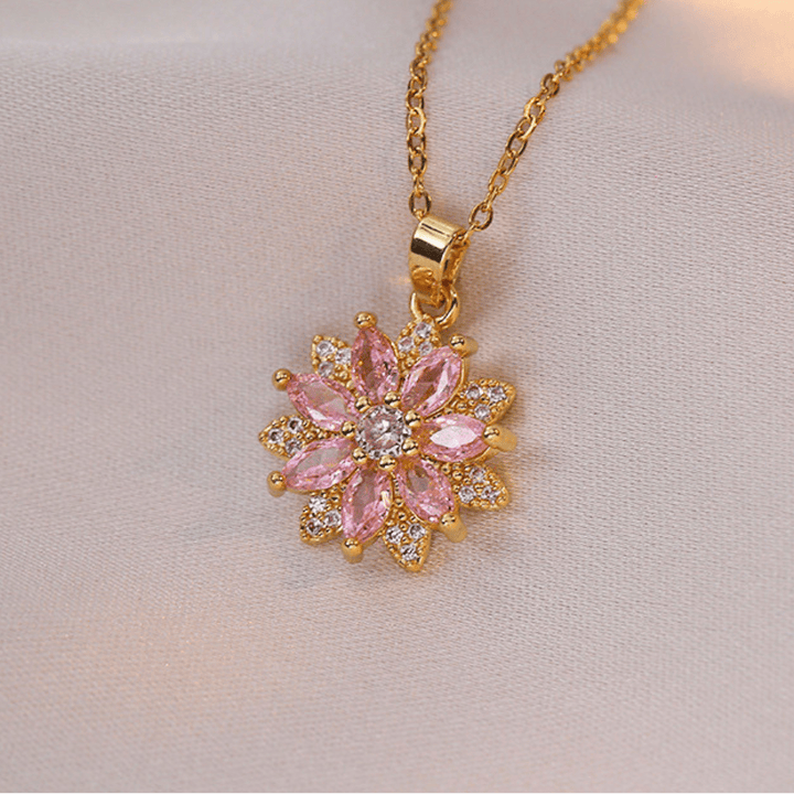 Collier pendentif fleur en pierres précieuses