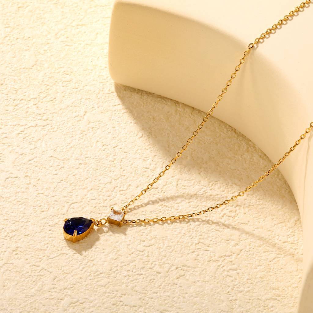 Pendentif en or avec saphir bleu impérial