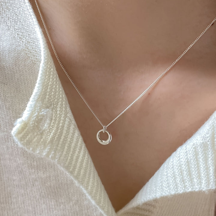 Collier Pendentif en Or Blanc avec Cercle Géométrique