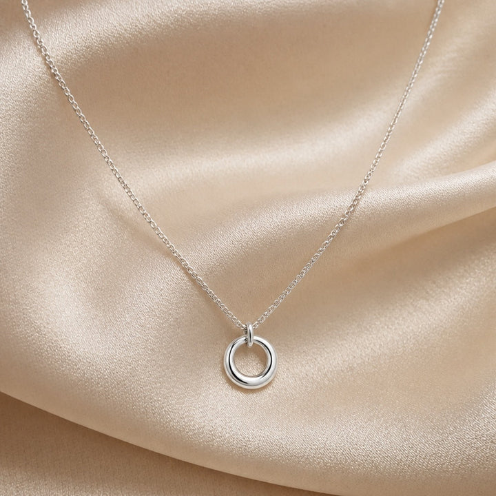 Collier Pendentif en Or Blanc avec Cercle Géométrique