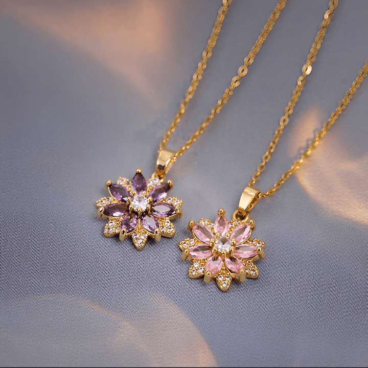 Collier pendentif fleur en pierres précieuses