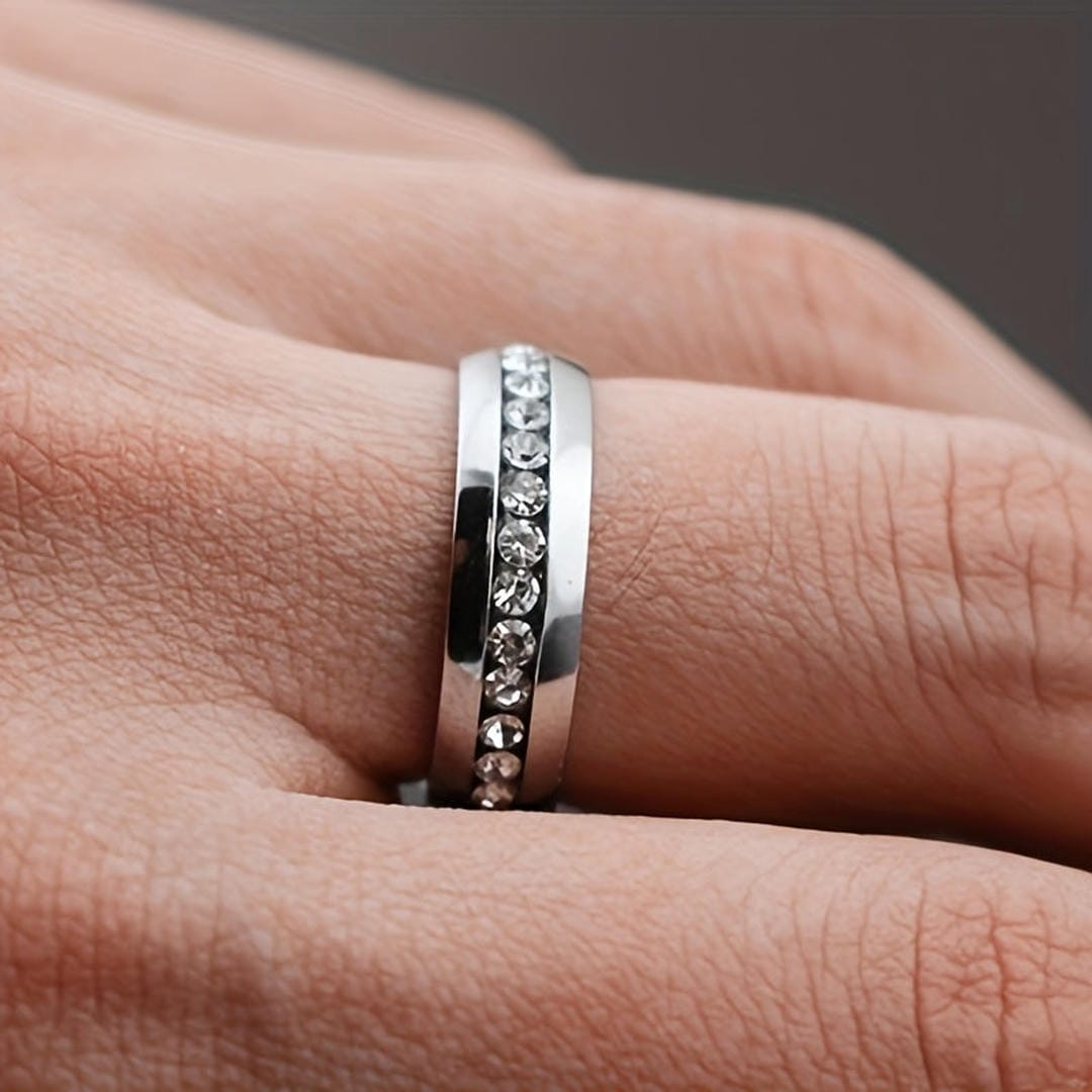 Bague en titane ornée de cristaux blancs élégants