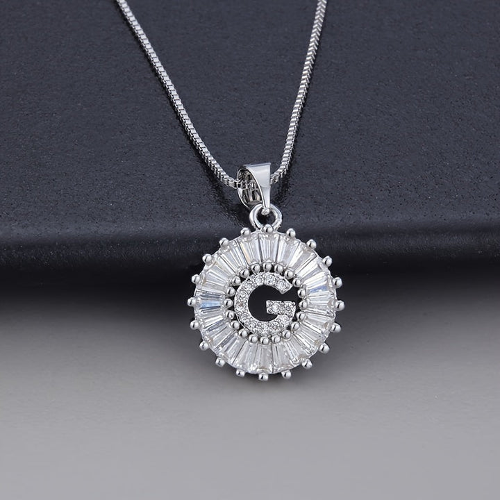 Collier en zirconium avec lettre initiale en or blanc
