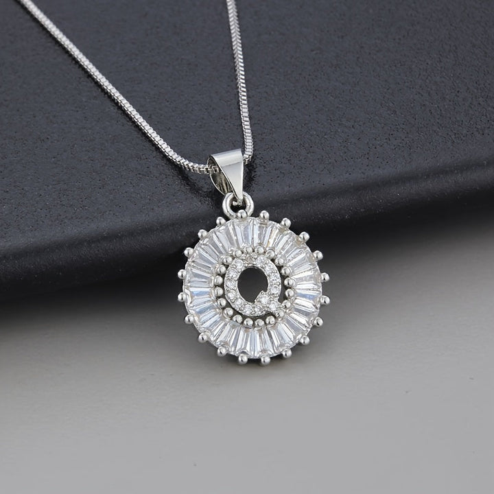 Collier en zirconium avec lettre initiale en or blanc