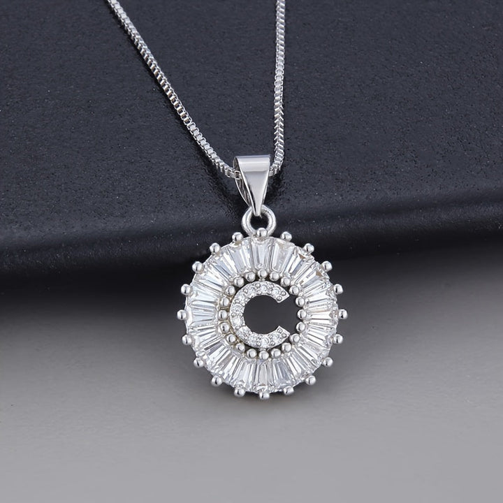 Collier en zirconium avec lettre initiale en or blanc