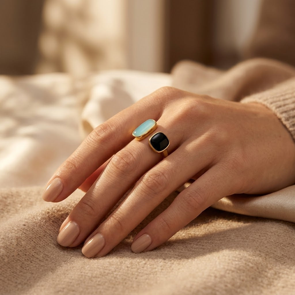 Bague ouverte en or à deux pierres